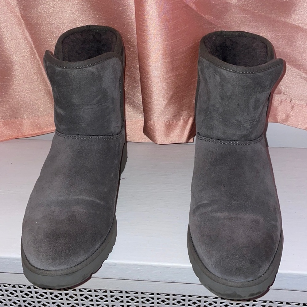 Grey low Ugg’s